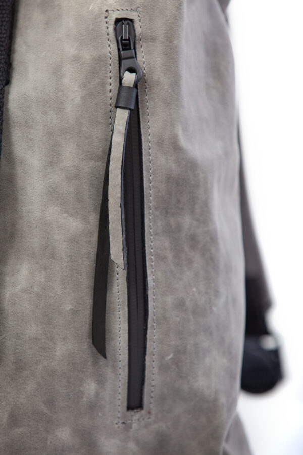 Rolltop-Rucksack aus steingrauem Leder – Cinzia Rossi